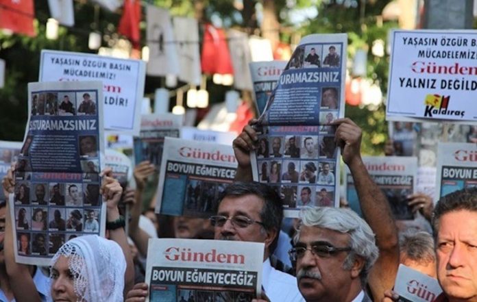 Turquie: Peines de prison pour 7 personnes dans le procès contre le journal kurde Özgür Gündem