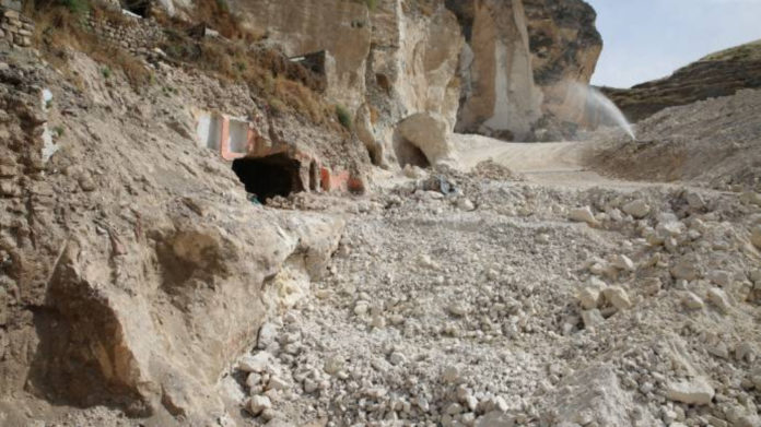 Hasankeyf : une grotte vieille de 10.000 ans recouverte de béton