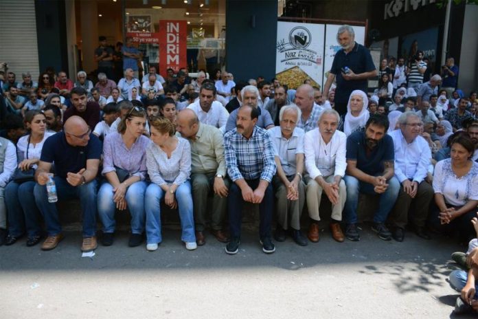 Les Députés HDP poursuivent leur sit-in à Diyarbakir