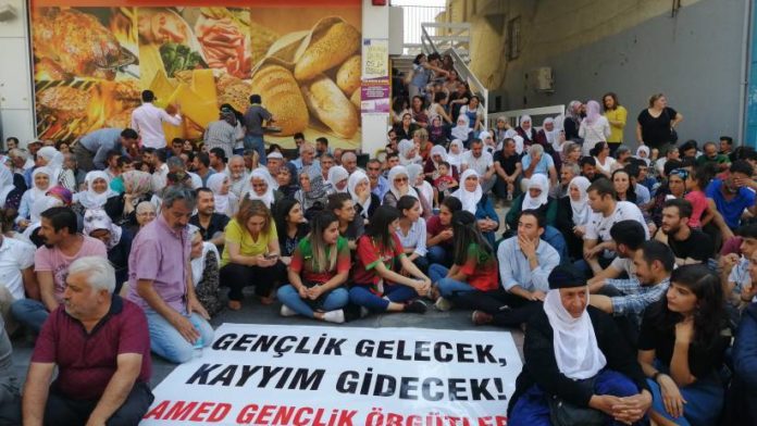Diyarbakır : 13 jours de sit-in contre la saisie des municipalités par l'État turc