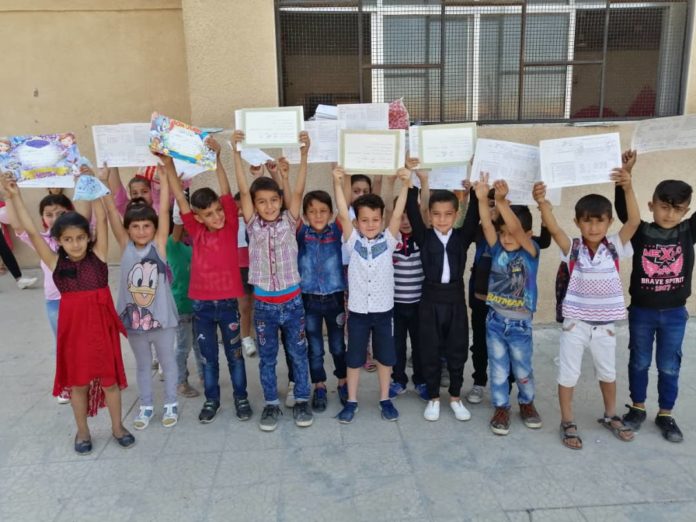 Rojava : A Dirbêsiyê, des enseignant.e.s et des élèves appellent à s'opposer aux envahisseurs avec des stylos, des cahiers et des livres.