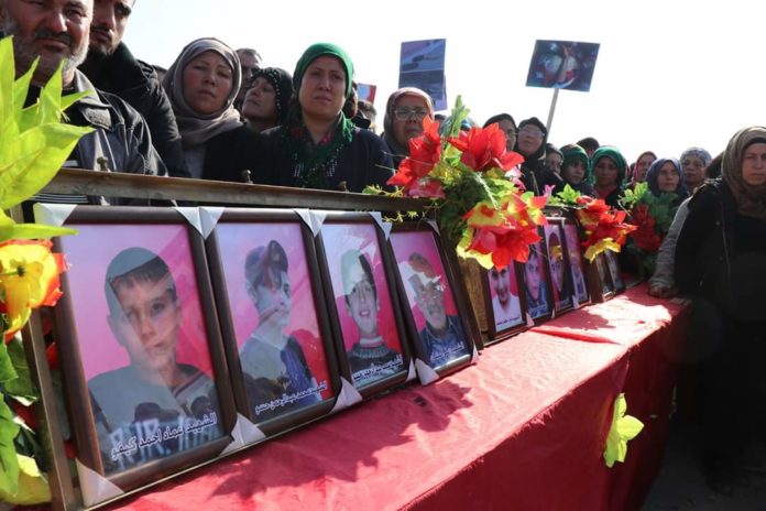 Des milliers de personnes aux funérailles des victimes du massacre de Tall Rifaat
