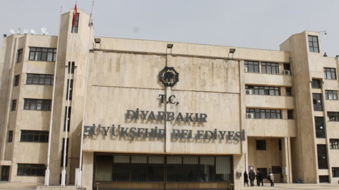 Huit employés municipaux licenciés par l’administrateur de la Mairie de Diyarbakir
