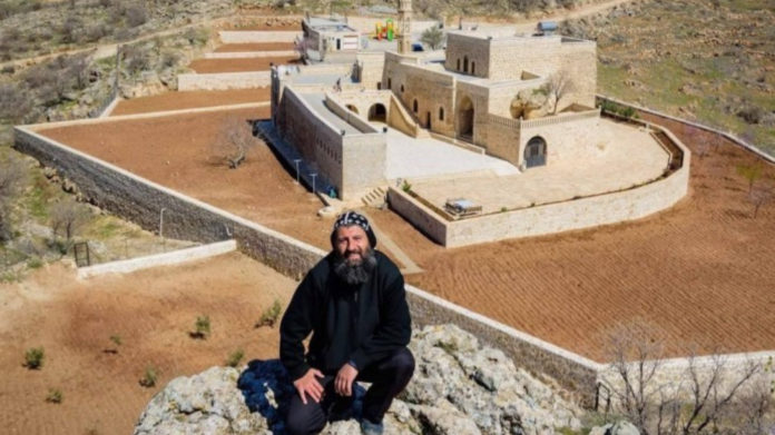 Accusé de soutien au PKK, un prêtre syriaque a été placé en détention à Mardin.