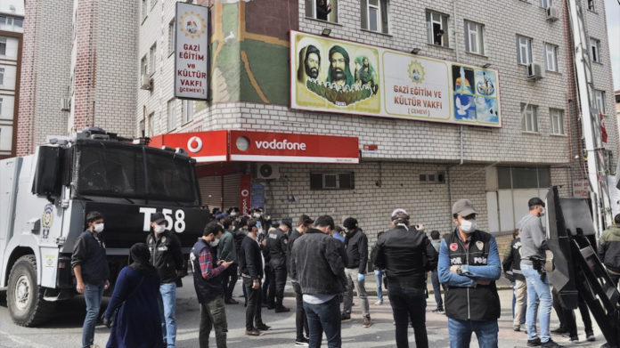 Les autorités turques enlèvent le corps du musicien du groupe Yorum pendant ses funérailles