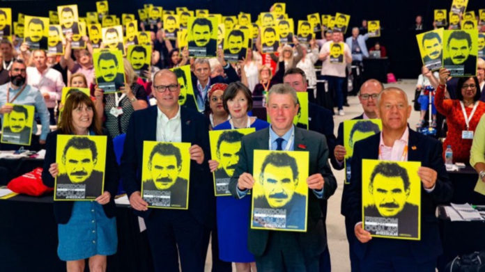 Simon Dubbins, représentant de Unite, plus grand syndicat britannique, a exhorté tous les syndicats d'Europe et d'ailleurs à rejoindre la campagne internationale « Liberté pour Öcalan ».