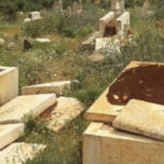 Des mercenaires turcs profanent des tombes dans la région occupée d’Afrin Les forces de l'État turc et les mercenaires djihadistes qui lui sont affiliés poursuivent leurs attaques brutales contre les valeurs du peuple kurde et de toute l'humanité à Afrin et dans d'autres régions occupées du nord-est de la Syrie.