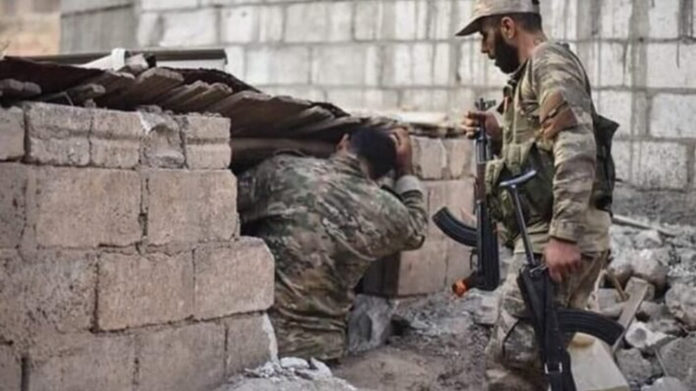 Le mécontentement populaire grandit dans la zone occupée de Serêkaniyê, au nord de la Syrie, où les groupes de mercenaires djihadistes contrôlés par la Turquie se livrent à des violations répétées des droits humains, rapporte l’Observatoire syrien des Droits de l’Homme. L'Observatoire syrien des droits de l'homme (OSDH) a rapporté que les forces d’occupation turques et les factions alliées avaient pris d'assaut, mercredi 21 octobre, le village de Rihaniyah, dans la région occupée de Serêkaniyê (Ras al-Aïn), et ouvert le feu sur des voitures près du village, traquant des personnes recherchées. Les habitants de Serêkaniyê, majoritairement kurdes, craignent des représailles après que trois membres de factions soutenues par Ankara aient été tués dans la région par les Forces démocratiques syriennes (FDS), a indiqué l’OSDH. L'Observatoire syrien a fait état du mécontentement grandissant de la population locale, en réaction aux descentes violentes et répétées des forces d’occupation dans les maisons et aux confiscations de téléphones, leurs propriétaires étant accusés de 