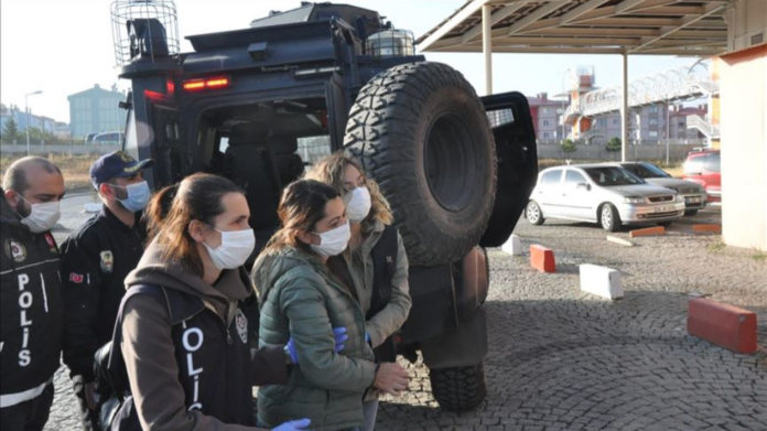 Une nouvelle vague d’arrestations a eu lieu aujourd’hui, dans la ville de Kars. 19 dirigeants et élus du HDP arrêtés, dont la co-maire de Kars