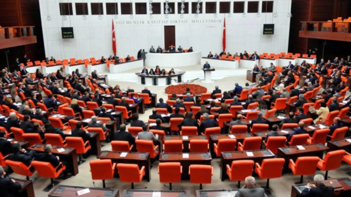 Le parlement turc a adopté, mercredi 7 octobre, une loi permettant à la Turquie de poursuivre ses incursions militaires en Irak et en Syrie