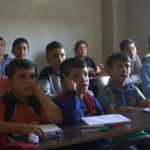 À Shehba, dans la zone libre d’Afrin, le manque de matériel affecte l’éducation des enfants déplacés En raison d'un embargo imposé par Damas, les enseignants des camps de Shehba ne peuvent se procurer le matériel nécessaire à l’éducation des enfants.