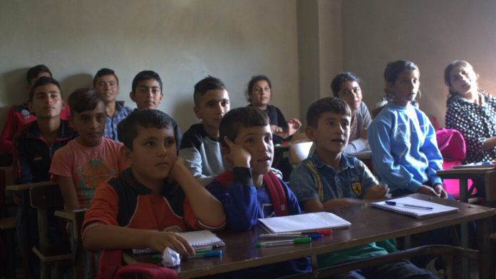 En raison d'un embargo imposé par Damas, les enseignants des camps de Shehba ne peuvent se procurer le matériel nécessaire à l’éducation des enfants.