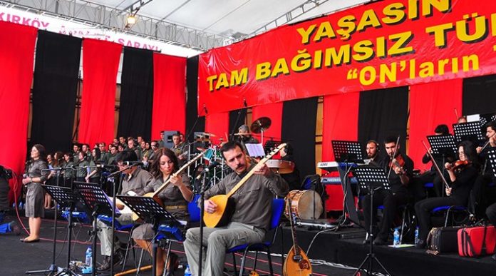 93 personnes, dont des avocats et des membres du Groupe de musique Yorum, ont été arrêtées dans des raids menés par la police turque dans 12 villes.