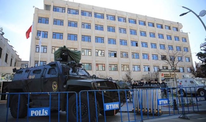 Vendredi 2 octobre, 20 membres du HDP ont été déférés devant le tribunal après 8 jours de garde à vue. 17 d'entre eux ont été incarcérés à l’issue de l’audience.