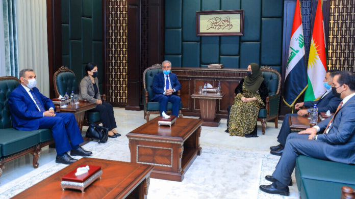 Le coprésident du Congrès National du Kurdistan, Ahmed Qeremus, a rendu visite à Rewaz Fayeq, porte-parole du parlement du Sud-Kurdistan (Irak) pour discuter d’une solution face à la menace d’une guerre civile.