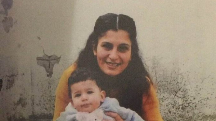 Arîn Hêvî, un an et demi, est en prison avec sa mère. L’administration pénitentiaire a refusé le cahier et les crayons apportés par son père, estimant que l'enfant était trop petite pour dessiner.