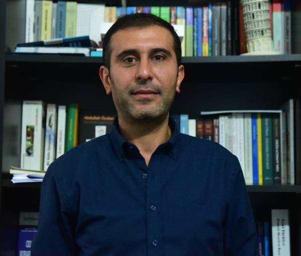 Depuis plusieurs années, le leader kurde Abdullah Öcalan détenu dans la prison turque d'Imrali est privé de contact avec ses avocats.
