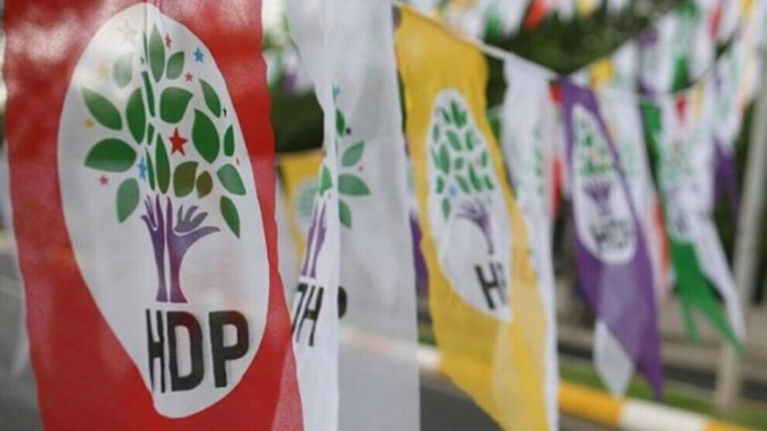 Six personnes, dont un représentant local du HDP et un dirigeant de l’association Tuay-Der, ont été placées en garde à vue à Istanbul.