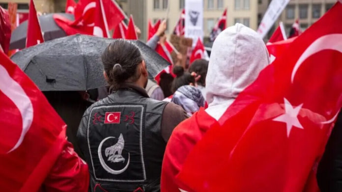 Après la France, l'Allemagne se prépare à interdire le mouvement ultranationaliste turc des Loups gris (Bozkurt). Deux propositions de loi concernant la formation paramilitaire turque doivent être discutées ce mercredi 18 novembre au Parlement allemand.