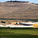 Les murs d’occupation turcs au nord de la Syrie La Turquie construit des murs au Rojava, dans le nord de la Syrie, annexant des villages dans la zone frontalière.