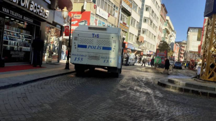 La police turque a fait une descente dans les locaux de l’agence de presse kurde Mezopotamya, à van. Un journaliste a été arrêté.