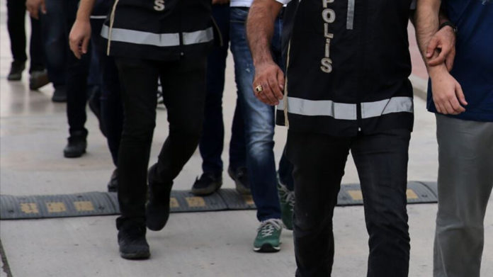 Au moins 12 personnes, dont le co-maire destitué de Sur, ont été arrêtées à Diyarbakir, dans une opération politique visant 19 personnes.
