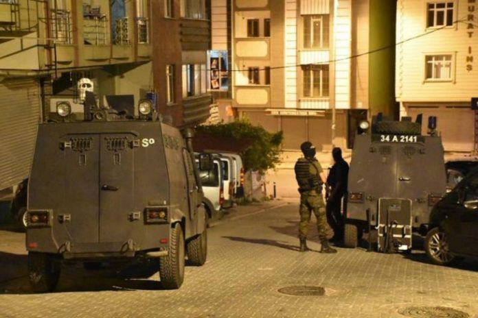 La police anti-terroriste turque (TEM) a procédé lundi tôt dans la matinée à l‘arrestation de 10 membres du Parti démocratique des Peuples (HDP), dans le district Cizre, à Şırnak.