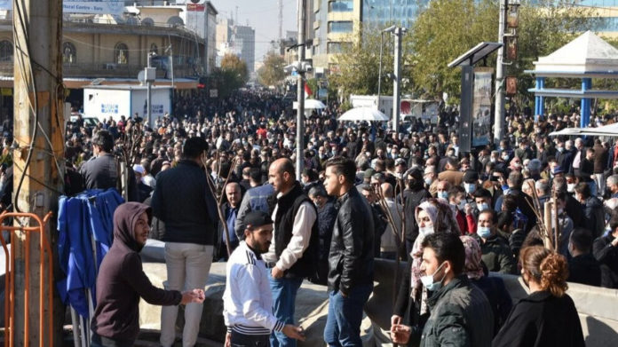 À Sulaymaniyah, les protestations contre la crise économique et le non-paiement des salaires des enseignants se poursuivent. Bien que la police ait attaqué les manifestants avec des gaz lacrymogènes et des matraques, les protestations se poursuivent.