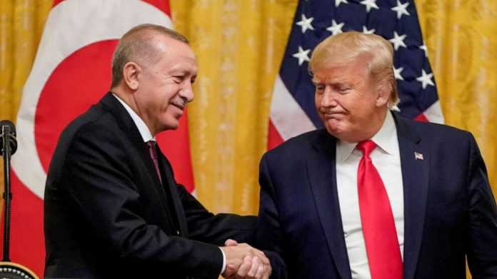 Le secrétaire d'État Mike Pompeo a exhorté la Turquie à résoudre immédiatement le problème des S-400, en coordination avec les États-Unis. Un an et demi après que la Turquie ait acquis un système de défense antimissile russe, violant ainsi ses accords avec les Etats-Unis, le président Donald Trump a annoncé des sanctions contre son allié de l'OTAN. Les sanctions annoncées lundi par le Trésor américain visent l'agence turque des marchés publics de la défense, connue sous le nom de Présidence des industries de la défense, et ses hauts fonctionnaires, dont son président. Le Congrès était sur le point de forcer la main à M. Trump, en adoptant la semaine dernière son projet de loi annuel sur la politique de défense qui exigeait que la Maison Blanche mette en œuvre ces sanctions dans les 30 jours, ce qui a dû peser sur la décision du président américain. La Turquie a acquis le système de défense antimissile, connu sous le nom de S-400, en juillet 2019. Or, une loi prévoyant des sanctions de grande envergure avait été adoptée en été 2017, à de larges majorités, par les deux chambres du Congrès américain pour forcer Trump à être plus dur avec la Russie. La loi intitulée « contrer les adversaires de l'Amérique à travers les sanctions » (CAATSA) vise l'Iran, la Corée du Nord et la Russie. Elle prévoit des sanctions à l’encontre de tout pays ayant effectué un « achat important » d'équipements de défense ou de renseignement auprès de Moscou. « L'action d'aujourd'hui envoie un signal clair que les États-Unis appliqueront pleinement la section 231 de la CAATSA et ne toléreront pas de transactions importantes avec les secteurs de la défense et du renseignement de la Russie », a déclaré le secrétaire d'État Mike Pompeo dans un communiqué. « J'invite également la Turquie à résoudre immédiatement le problème des S-400 en coordination avec les États-Unis. La Turquie est un allié précieux et un partenaire important des États-Unis en matière de sécurité régionale, et nous cherchons à poursuivre notre histoire de plusieurs décennies de coopération productive dans le secteur de la défense en éliminant dès que possible l'obstacle de la possession de S-400 par la Turquie », a-t-il ajouté
