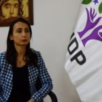 « Peu importe ce qu’ils font, le HDP sera toujours là ! » Les nouvelles d'arrestations de membres du HDP arrivent quotidiennement. Le régime turc continue de menacer le parti d’opposition d'une interdiction. La députée du HDP Adana, Tülay Hatimoğulları Oruç, s'est entretenue avec l’agence de presse kurde ANF concernant les développements actuels dans le pays et de la situation géopolitique de la Turquie.
