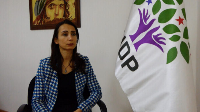 Les nouvelles d'arrestations de membres du HDP arrivent quotidiennement. Le régime turc continue de menacer le parti d’opposition d'une interdiction. La députée du HDP Adana, Tülay Hatimoğulları Oruç, s'est entretenue avec l’agence de presse kurde ANF concernant les développements actuels dans le pays et de la situation géopolitique de la Turquie.