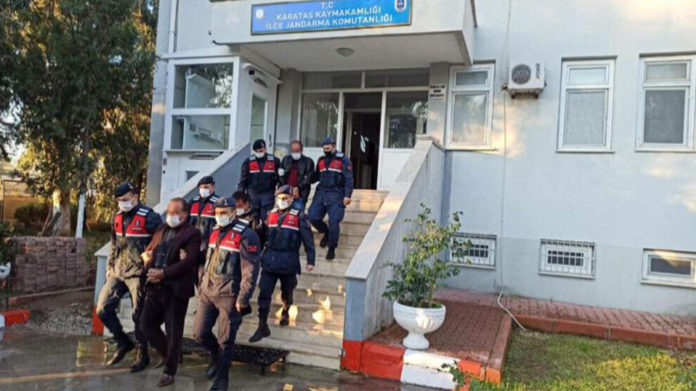 Dans la province d'Adana, cinq travailleurs saisonniers ont été arrêtés lors d'une opération. Les hommes originaires de Kobanê, dans le nord de la Syrie, sont accusés par les autorités de sécurité turques d '« appartenance au PKK / KCK / PYD / YPG ». Les responsables turcs affirment que les travailleurs sont venus à Adana pour faire de la propagande pour leur organisation.
