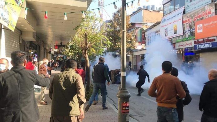 Les protestations pour dénoncer les salaires impayés, la situation économique et le système d’administration du Gouvernement régional du Kurdistan (KRG) se poursuivent aujourd'hui devant la porte de Sara à Sulaymaniyah. La police et le personnel de sécurité ont attaqué les manifestants avec des gaz lacrymogènes pour disperser la foule dans la région.