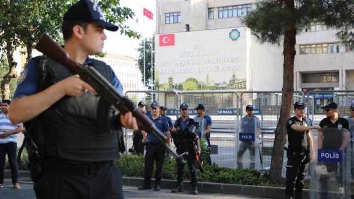Une autre membre du Parti démocratique des Peuples (HDP), Meryem Adibelli, a été incarcérée le 11 décembre 2020 par un tribunal turc, dans le cadre de l’affaire « Kobanê ».