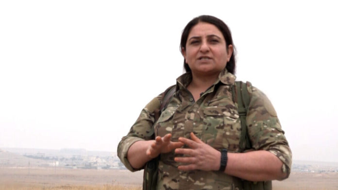 Barin Kobanê, commandante des YPJ: les forces kurdes sont déterminées à défendre la ville d’Aïn issa contre les forces d'occupation turques.