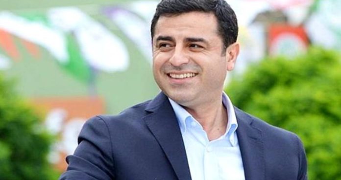 Un tribunal d'Ankara a rejeté la demande de libération de Selahattin Demirtas, faisant fi de la décision de la décision de la CEDH.