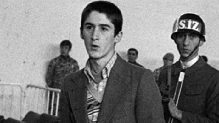 Le 13 décembre 1980, Erdal Eren a été assassiné par la junte turque. Afin d'exécuter la peine de mort prononcée contre ce jeune étudiant, l'âge de ce dernier, alors âgé de 17 ans, avait été modifié par une décision de justice afin qu’il devienne majeur.