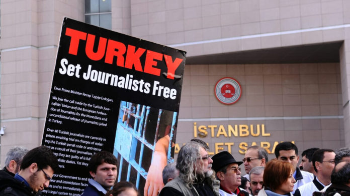 La FIJ a publié le Livre blanc sur le journalisme mondial, selon lequel la Turquie est la première prison au monde pour les journalistes.