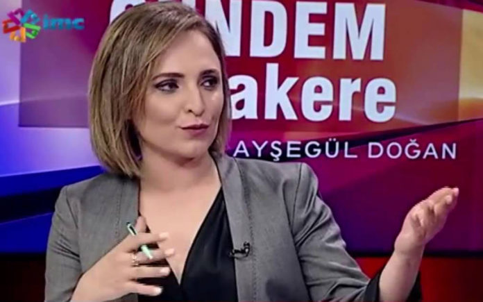 La journaliste Ayşegül Doğan a été condamnée à 6 ans de prison. Anciennement coordinatrice des programmes de la chaîne d’information İMC TV, fermée en octobre 2016 par décret gouvernemental, Mme Dogan avait été mise en examen du fait de ses activités journalistiques ainsi que de sa participation au Congrès pour une Société démocratique (DTK).