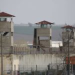 Plus de 500 personnes du Rojava sont dans les prisons turques Plus de 500 personnes originaires du nord de la Syrie se trouvent dans les prisons turques. La plupart d'entre elles ont été kidnappées à Afrin et dans d'autres territoires occupés dans le but d'extorquer des rançons. Si elles ne peuvent pas payer, elles sont remises à la justice turque.