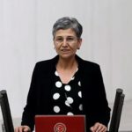 L’ex-députée kurde Leyla Güven arrêtée A la suite de sa condamnation ce matin par un tribunal turc à 22 ans et trois mois de prison, l’ancienne députée du Parti démocratique des Peuples (HDP) et coprésidente du Congrès pour une Société démocratique (DTK), Leyla Güven, a été arrêtée dans la soirée de lundi à Amed (Diyarbakir).