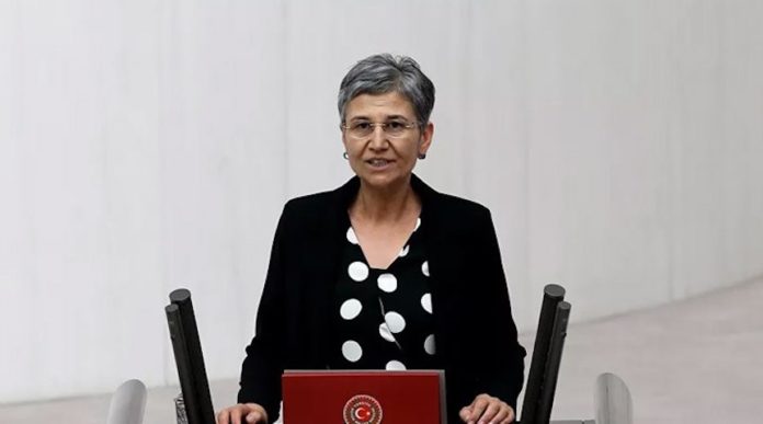 A la suite de sa condamnation ce matin par un tribunal turc à 22 ans et trois mois de prison, l’ancienne députée du Parti démocratique des Peuples (HDP) et coprésidente du Congrès pour une Société démocratique (DTK), Leyla Güven, a été arrêtée dans la soirée de lundi à Amed (Diyarbakir).