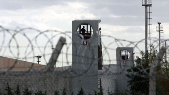 Les prisonniers politiques ont entamé une grève de la faim pour dénoncer les conditions de détention inhumaines dans les prisons turques.