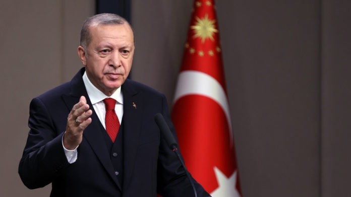 Un adolescent de 13 ans a été poursuivi pour avoir insulté le président turc Recep Tayyip Erdoğan. Les poursuites ont été engagées à Istanbul, et l'enfant risque jusqu'à quatre ans de prison.