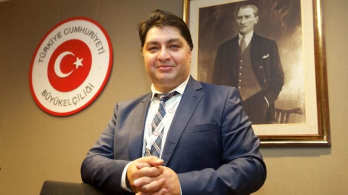Veysel Filiz, lobbyiste de la coalition AKP/MHP au pouvoir en Turquie, a été arrêté, début décembre, avec une centaine de kilos d'héroïne dans ses bagages, alors qu’il tentait d’entrer sur le territoire de l’Union européenne. Anciennement attaché de presse de l'ambassade de Turquie à Bruxelles, il avait été expulsé par la Belgique en raison de ses activités d’espionnage.
