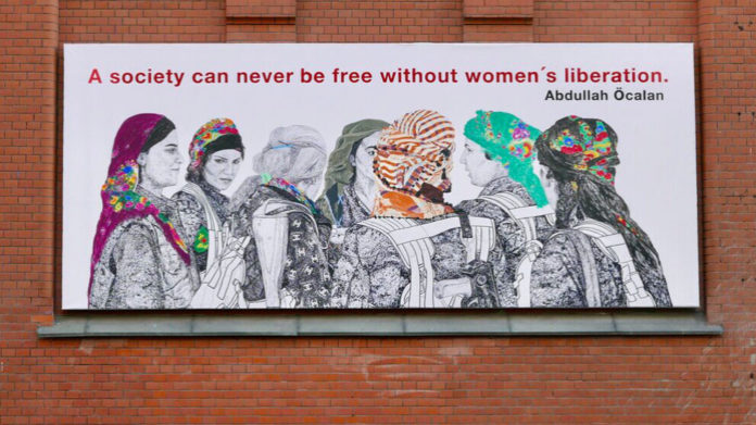 Le ministère turc des affaires étrangères est agacé par une fresque à Oslo portant une citation d'Abdullah Öcalan sur la libération des femmes. La capitale norvégienne, cependant, refuse de la retirer, disant qu'Oslo est synonyme de liberté d'expression et de démocratie.