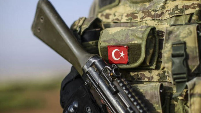 Des soldats turcs ont ouvert le feu sur un groupe de promeneurs près de la ville kurde de Derecik, dans la province de Hakkari, blessant un civil d'une balle à la tête.