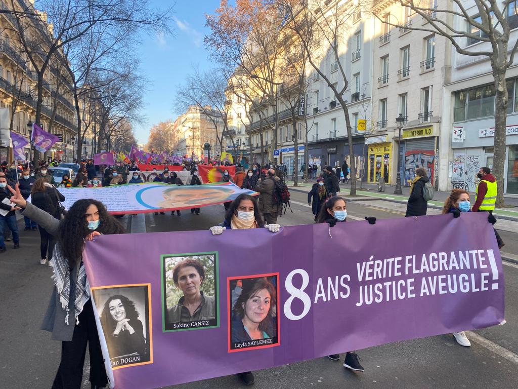 Près de 5000 personnes ont participé aujourd’hui à la grande marche en hommage à Sakine Cansiz, Fidan Dogan et Leyla Saylemez, militantes kurdes assassinées à Paris le 9 janvier 2013.