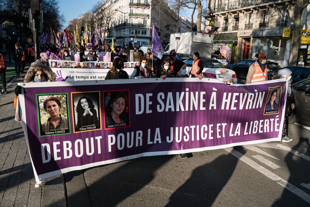 Près de 5000 personnes ont participé aujourd’hui à la grande marche en hommage à Sakine Cansiz, Fidan Dogan et Leyla Saylemez, militantes kurdes assassinées à Paris le 9 janvier 2013.