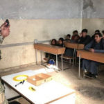 L’armée turque forme les enfants à la guerre dans les zones occupées du nord de la Syrie L'armée turque forme et recrute des enfants pour ses groupes de mercenaires djihadistes dans les zones occupées du nord de la Syrie